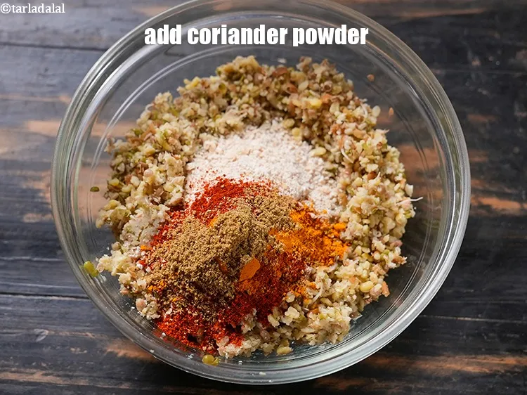 स्टेप 14 – १/४ टी-स्पून&nbsp;<a href=""https://www.tarladalal.com/glossary-coriander-powder-dhania-powder-hindi-370i"">धनिया पाउडर</a>&nbsp;डालें ।