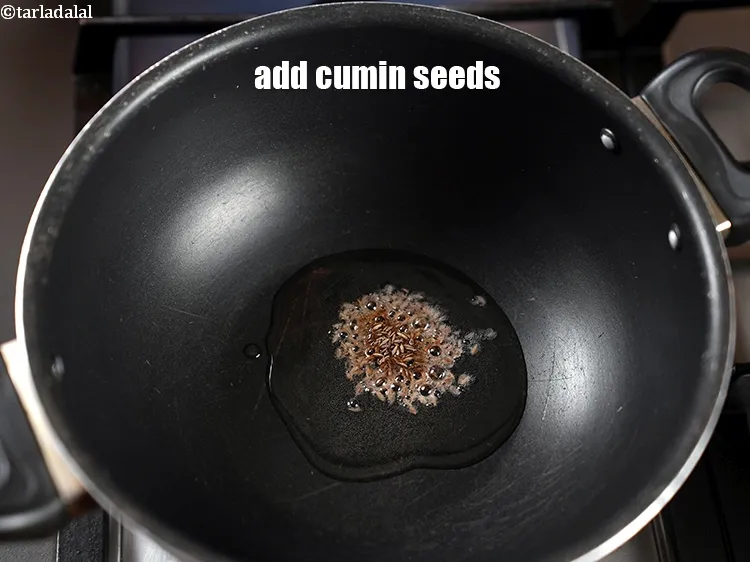 स्टेप 14 – १/२ टी-स्पून&nbsp;<a href=""https://www.tarladalal.com/glossary-cumin-seeds-jeera-zeera-hindi-381i"">जीरा</a>&nbsp;डालें।