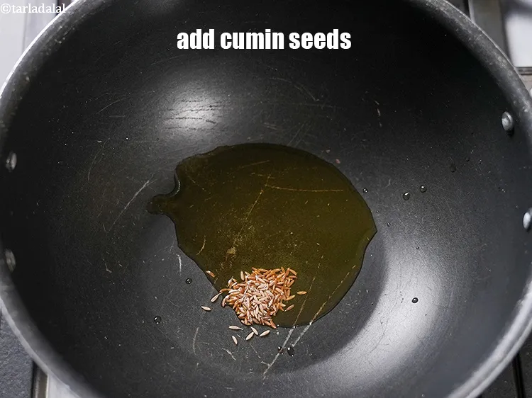 स्टेप 14 – १/२ टी-स्पून&nbsp;<a href=""https://www.tarladalal.com/glossary-cumin-seeds-jeera-zeera-hindi-381i"">जीरा</a>&nbsp;डालें।&nbsp;&nbsp;