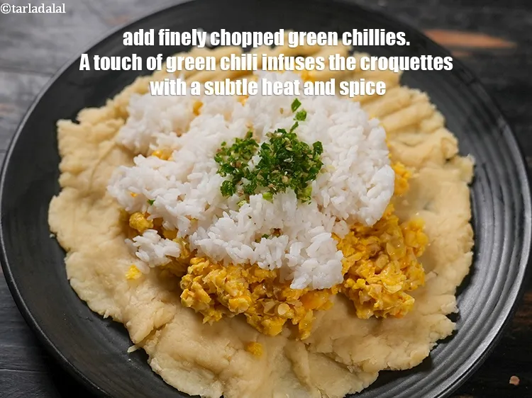 स्टेप 28 – १ टेबल-स्पून&nbsp;बारीक&nbsp;<a href=""https://www.tarladalal.com/glossary-chopped-green-chilli-hindi-820i"">कटी हुई हरी मिर्च</a>&nbsp;डालें। हरी मिर्च का एक …