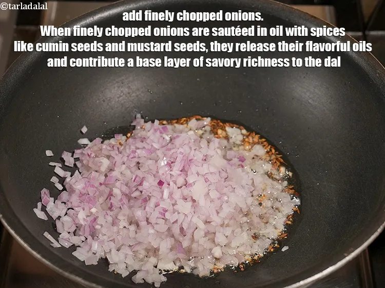 स्टेप 14 – १/२ कप&nbsp;बारीक&nbsp;<a href=""https://www.tarladalal.com/glossary-chopped-onions-hindi-722i"">कटा प्याज</a>&nbsp;डालें। जब बारीक कटे प्याज को जीरा …