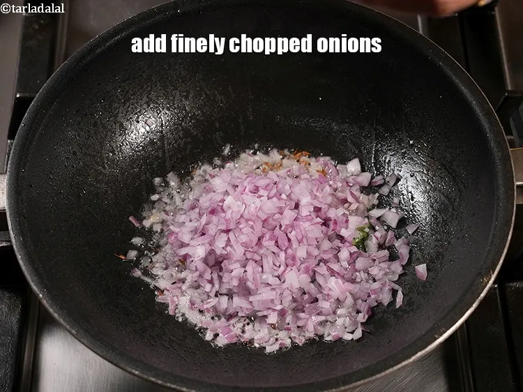 स्टेप 14 – १/२ कप&nbsp;बारीक&nbsp;<a href=""https://www.tarladalal.com/glossary-chopped-onions-hindi-722i"">कटे हुए प्याज़</a>&nbsp;डालें।