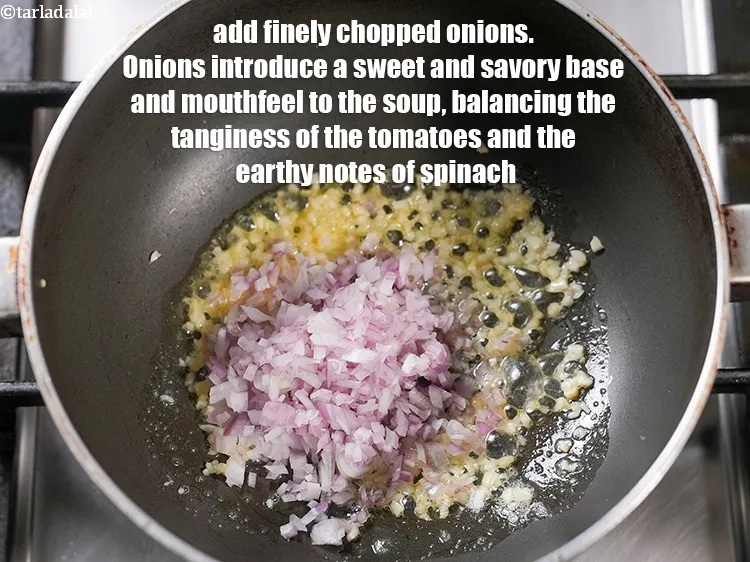 स्टेप 26 – १/४ कप&nbsp;बारीक&nbsp;<a href=""https://www.tarladalal.com/glossary-chopped-onions-hindi-722i"">कटा हुआ प्याज</a>&nbsp;डालें । प्याज सूप में एक …