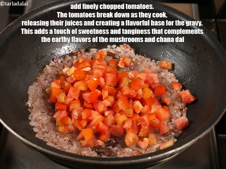 स्टेप 14 – १ कप&nbsp;बारीक&nbsp;<a href=""https://www.tarladalal.com/glossary-chopped-tomatoes-hindi-779i"">कटा हुआ टमाटर</a>&nbsp;डालें । टमाटर पकने पर टूट …