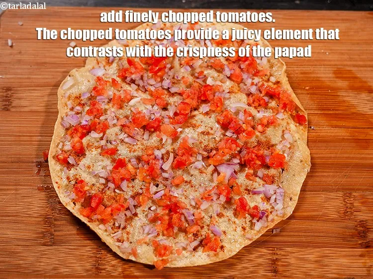 स्टेप 14 – 2 टेबल-स्पून&nbsp;बारीक&nbsp;<a href=""https://www.tarladalal.com/glossary-chopped-tomatoes-hindi-779i"">कटा हुआ टमाटर</a>&nbsp;डालें । कटे हुए टमाटर एक …