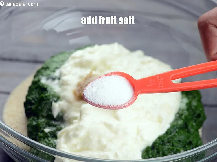 स्टेप 15 – १/२ टी-स्पून&nbsp;<a href=""https://www.tarladalal.com/glossary-fruit-salt-hindi-420i"">फ्रूट सॉल्ट</a>&nbsp;डालें ।