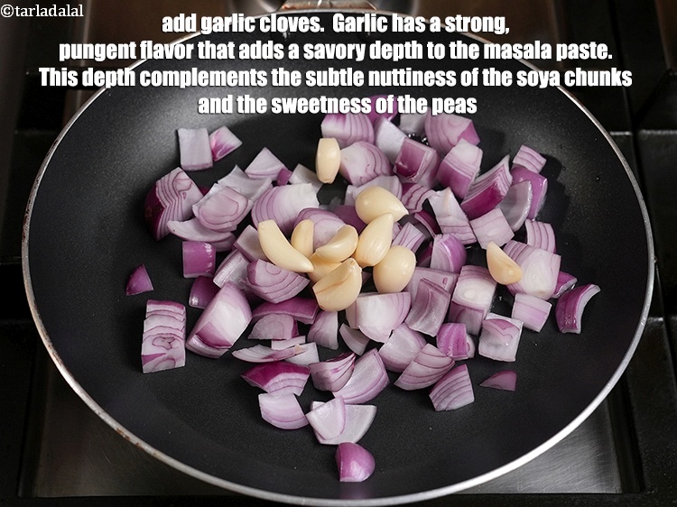 स्टेप 14 – १० से १२&nbsp;<a href="https://www.tarladalal.com/glossary-garlic-cloves-hindi-1857i">लहसुन की कलियाँ</a> डालें। लहसुन में तेज़, …