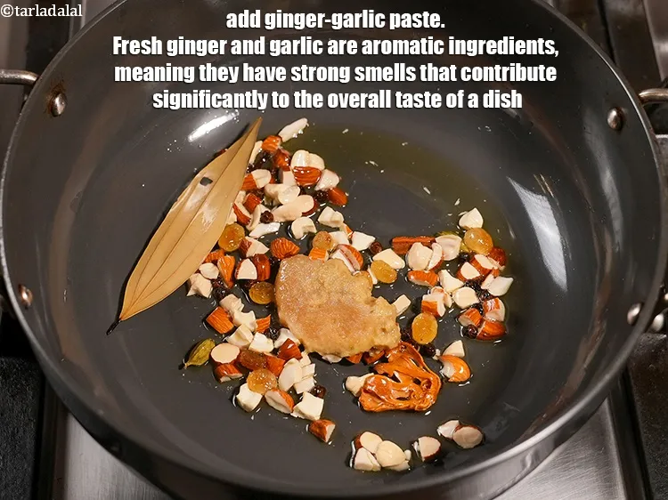 स्टेप 14 – १ टेबल-स्पून&nbsp;<a href=""https://www.tarladalal.com/glossary-ginger-garlic-paste-adrak-lehsun-ki-pate-adrak-lahsun-ki-paste-hindi-939i"">अदरक-लहसुन का पेस्ट</a>&nbsp;डालें। ताजा अदरक और लहसुन सुगंधित …