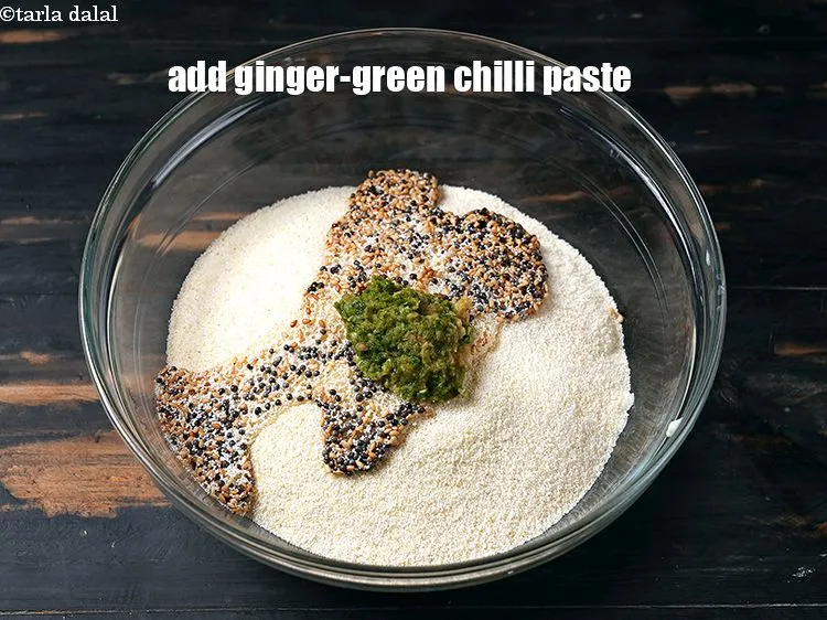 स्टेप 14 – १ टेबल-स्पून&nbsp;<a href=""https://www.tarladalal.com/glossary-ginger-green-chilli-paste-adrak-mirch-ki-paste-adrak-mirchi-paste-hindi-139i"">अदरक-हरी मिर्च का पेस्ट</a>&nbsp;डालें।