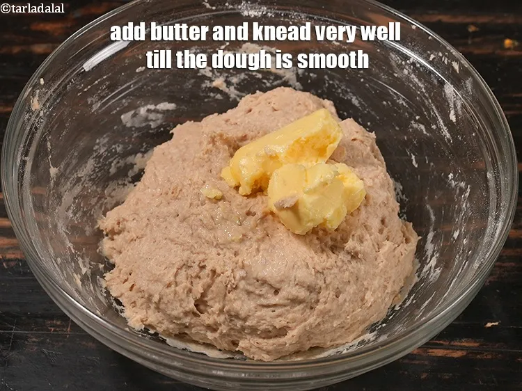 स्टेप 13 – जैतून का तेल डालें और जब तक आटा मुलायम न …