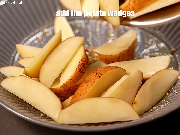 स्टेप 14 – आलू के टुकड़े डालें।