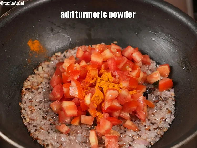 स्टेप 14 – १/४ टी-स्पून&nbsp;<a href=""https://www.tarladalal.com/glossary-turmeric-powder-haldi-hindi-645i"">हल्दी पाउडर</a>&nbsp;डालें।&nbsp;