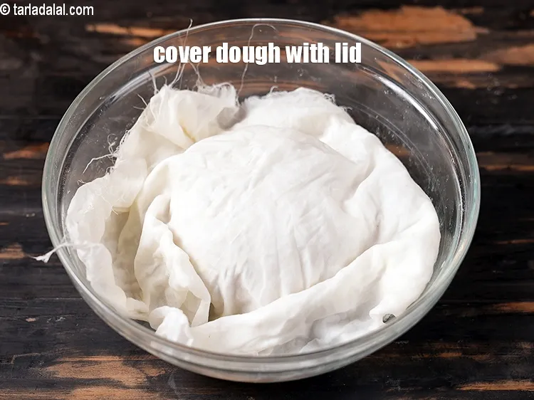 स्टेप 14 – आटे को ढक्कन या गीले मलमल के कपड़े से ढक …