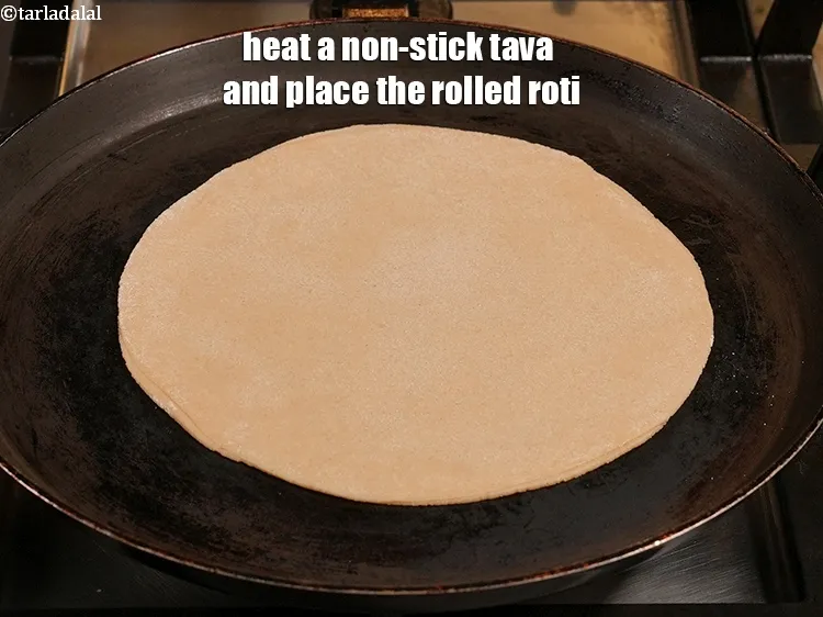 स्टेप 15 – एक नॉन-स्टिक तवा गरम करें।