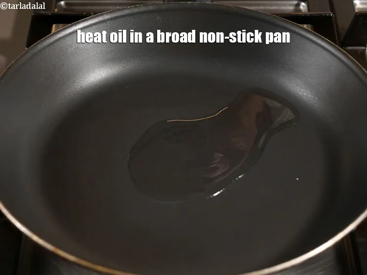 स्टेप 14 – <strong>स्टीम्ड वॉनटॉन रेसिपी&nbsp;|&nbsp;स्टीम्ड वॉनटॉन&nbsp;|&nbsp;वेज वॉनटॉन&nbsp;|&nbsp;वॉनटॉन रोल्स&nbsp;|&nbsp;</strong>बनाने के लिए एक चौड़े …