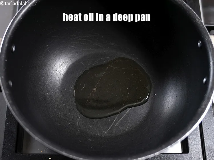 स्टेप 14 – एक गहरे पैन में १ टेबल-स्पून&nbsp;<a href=""https://www.tarladalal.com/glossary-oil-hindi-671i"">तेल</a>&nbsp;गरम करें।