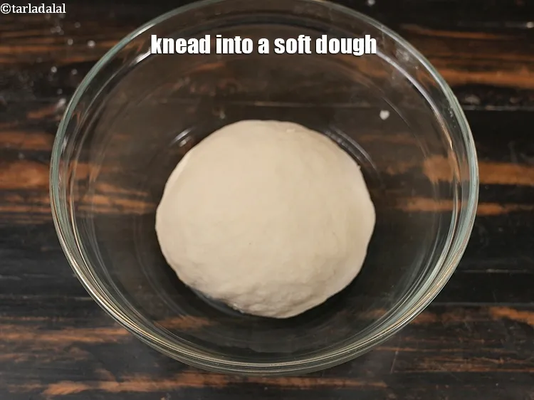 स्टेप 14 – नरम आटा गूंथ लें। आटा गूंथते समय, गर्म पानी मैदे …