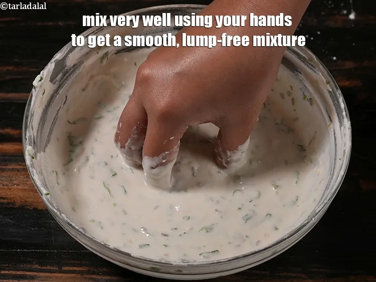 स्टेप 14 – एक मुलायम, गांठ रहित मिश्रण पाने के लिए अपने हाथों …