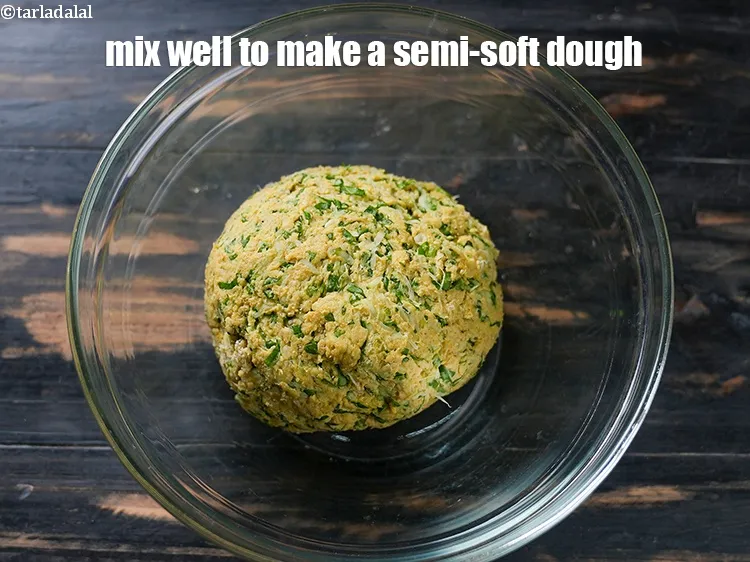 स्टेप 14 – अच्छी तरह मिलाएं और&nbsp;पानी का उपयोग किए बिना अर्ध-नरम आटा …