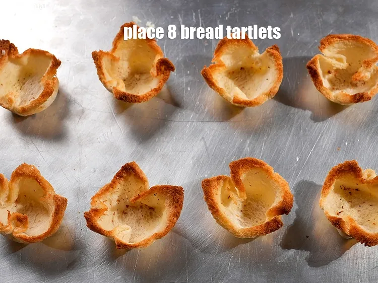 स्टेप 20 – बेकिंग ट्रे पर 8 ब्रेड टार्टलेट रखें।