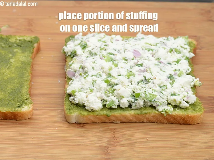 स्टेप 14 – स्टफिंग के एक हिस्से को मक्खन-चटनी स्लाइस पर रखें और …