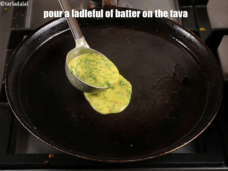 स्टेप 14 – तवे पर एक करछुल घोल डालें।