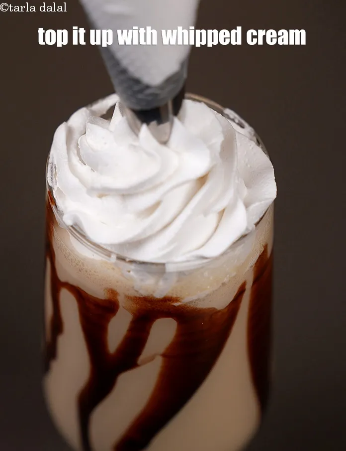 स्टेप 14 – इसके ऊपर फेंटी हुई क्रीम डालें।