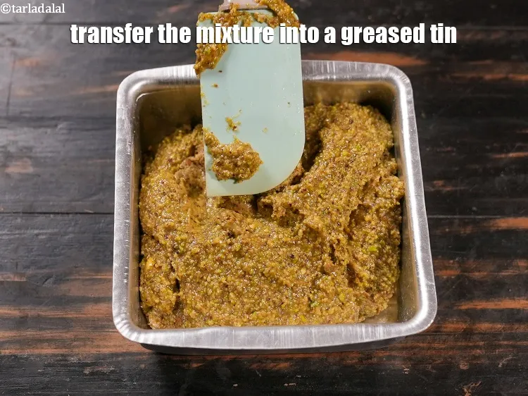 स्टेप 14 – मिश्रण को एक चिकने टिन में डालें।