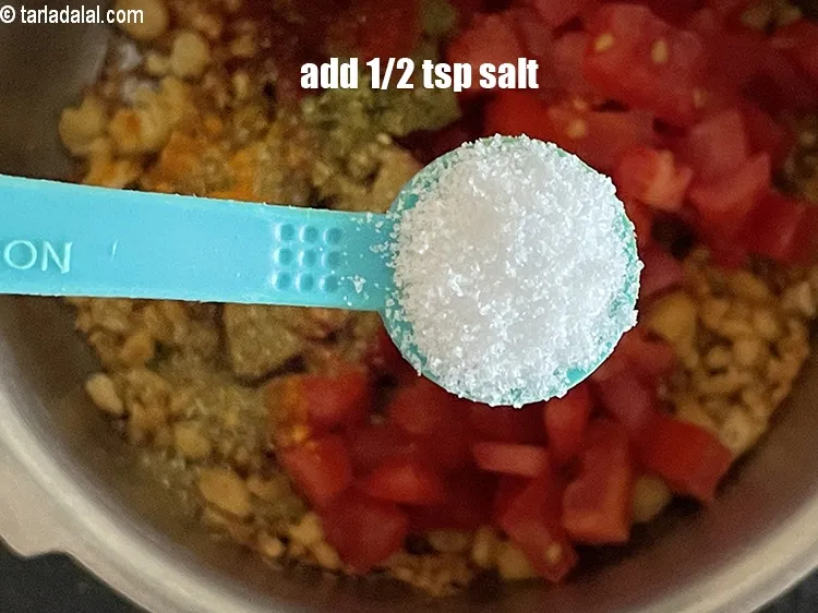 स्टेप 16 – स्वादानुसार नमक डालें।&nbsp;हमने 1/2 छोटी चम्मच नमक डाला है।