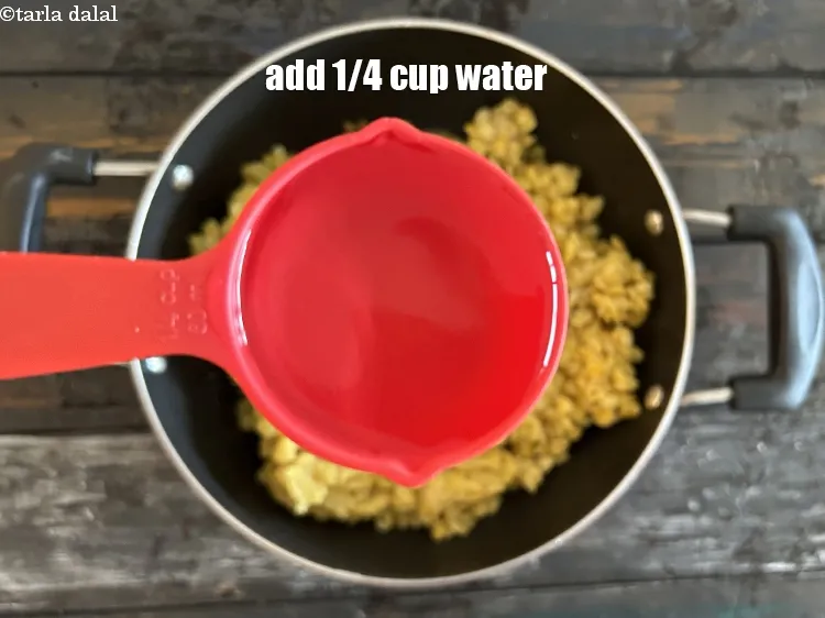 स्टेप 18 – 1/4 कप पानी डालें।