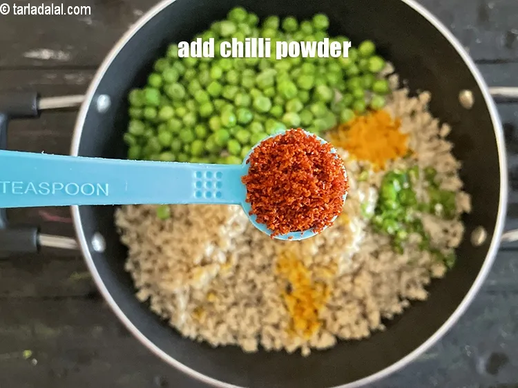 स्टेप 19 – १/२ टी-स्पून&nbsp;<a href=""https://www.tarladalal.com/glossary-chilli-powder-red-chilli-powder-hindi-339i"">लाल मिर्च पाउडर</a>&nbsp;डालें।