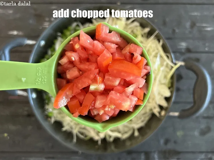 स्टेप 14 – १/२ कप&nbsp;<a href=""https://www.tarladalal.com/glossary-chopped-tomatoes-hindi-779i"">कटे हुए टमाटर</a>&nbsp;डालें।