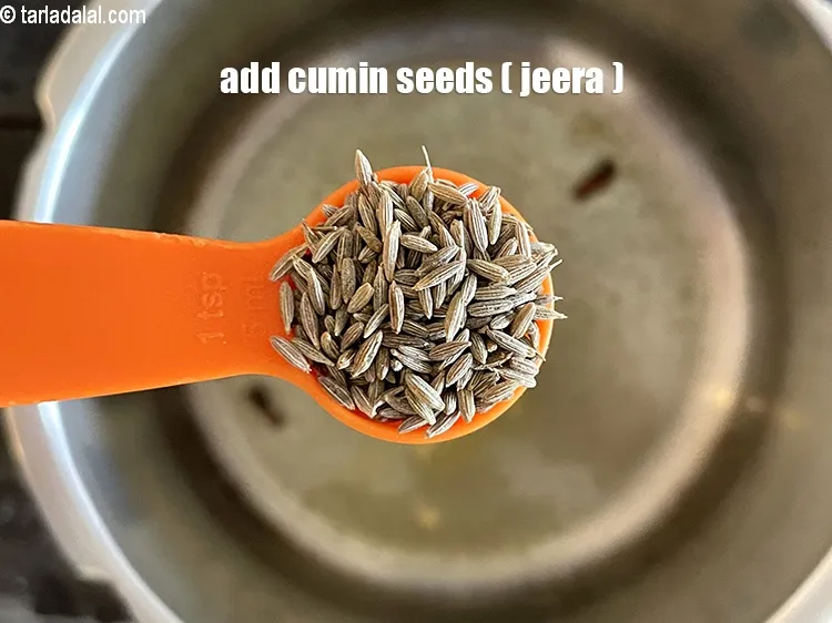 स्टेप 14 – १ टी-स्पून&nbsp;<a href=""https://www.tarladalal.com/glossary-cumin-seeds-jeera-zeera-hindi-381i"">जीरा</a>&nbsp;<span style=""font-size:11.0pt""><span style=""background-color:white""><span style=""font-family:&quot;Nirmala UI&quot;,sans-serif""><span style=""color:black"">डालें।</span></span></span></span>