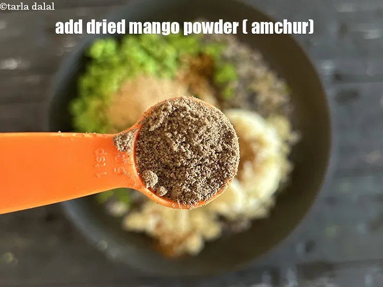 स्टेप 16 – १ टी-स्पून&nbsp;<a href=""https://www.tarladalal.com/glossary-dried-mango-powder-amchur-powder-hindi-148i"">अमचूर पाउडर</a>&nbsp;डालें।&nbsp;
