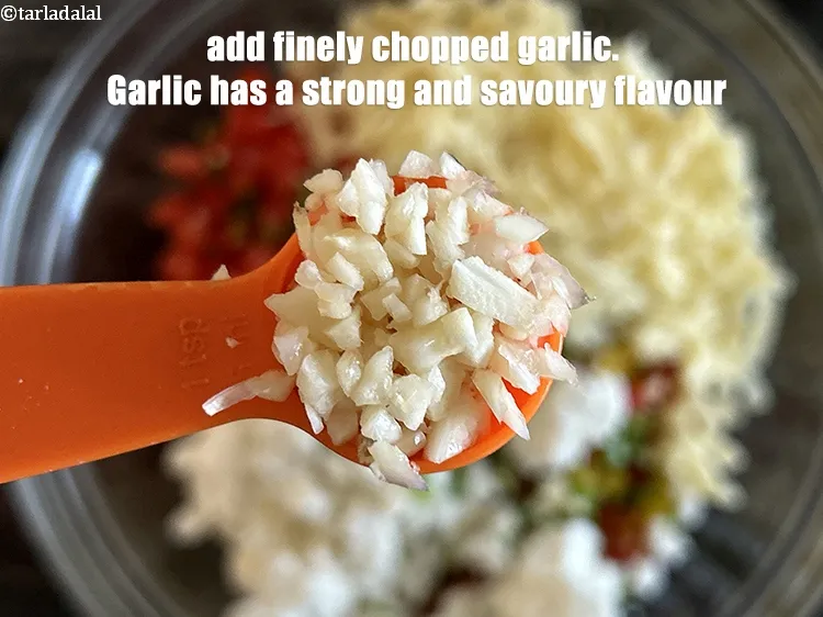 स्टेप 14 – १ टी-स्पून&nbsp;बारीक&nbsp;<a href=""https://www.tarladalal.com/glossary-chopped-garlic-hindi-790i"">कटा लहसुन</a>&nbsp;डालें ।<strong>&nbsp;</strong>लहसुन में एक तेज़ और स्वादिष्ट …