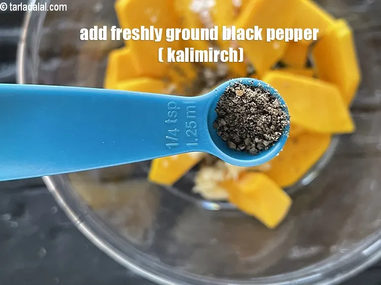 स्टेप 14 – स्वादानुसार &nbsp;<a href=""https://www.tarladalal.com/glossary-freshly-ground-black-pepper-kalimirch-powder-kali-mirch-ka-powder-hindi-567i"">ताज़ी पिसी काली मिर्च</a>&nbsp;डालें ।