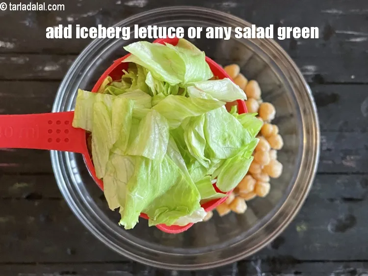 स्टेप 31 – १ कप&nbsp;<a href=""https://www.tarladalal.com/glossary-iceberg-lettuce-iceberg-salad-ke-patte-hindi-499i"">आइसबर्ग सलाद के पत्ते</a>&nbsp;, टुकड़ों में कटे हुए …