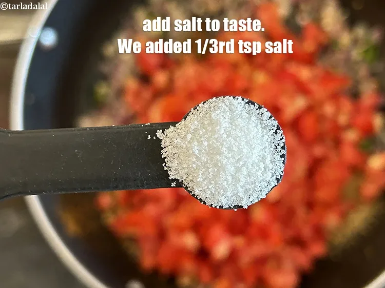 स्टेप 15 – <a href=""https://www.tarladalal.com/glossary-salt-namak-table-salt-hindi-418i"">नमक</a>&nbsp;स्वादअनुसार&nbsp;डालें। हमने 1/3 टी-स्पून नमक डाला है।