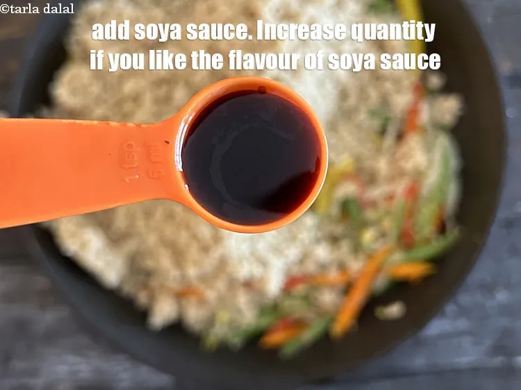 स्टेप 27 – १ टी-स्पून&nbsp;<a href=""https://www.tarladalal.com/glossary-soy-sauce-soya-sauce-hindi-864i"">सोया सॉस</a>&nbsp;डालें। अगर आपको सोया सॉस का स्वाद …