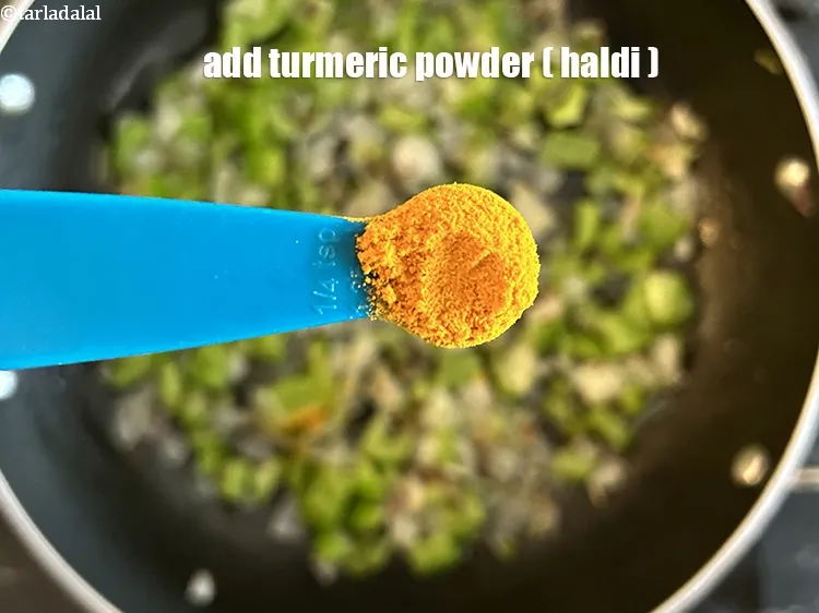 स्टेप 18 – १/४ टी-स्पून&nbsp;<a href=""https://www.tarladalal.com/glossary-turmeric-powder-haldi-hindi-645i"">हल्दी पाउडर</a>&nbsp;डालें&nbsp;।&nbsp;&nbsp;