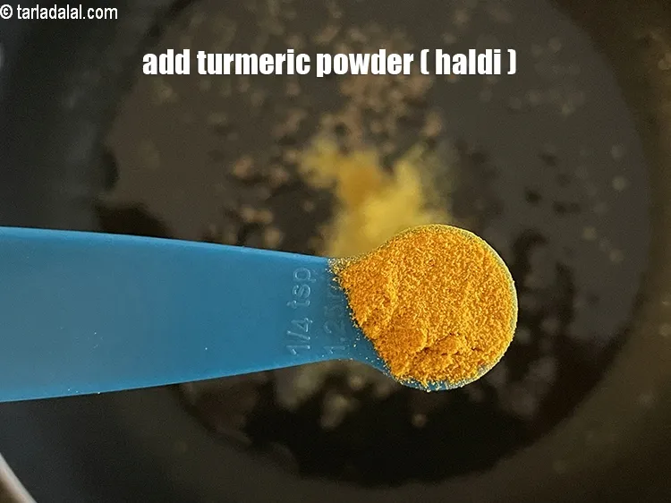 स्टेप 14 – १/४ टी-स्पून&nbsp;<a href=""https://www.tarladalal.com/glossary-turmeric-powder-haldi-hindi-645i"">हल्दी पाउडर</a>&nbsp;डालें।&nbsp;&nbsp;