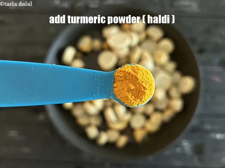 स्टेप 15 – १/४ टी-स्पून&nbsp;<a href=""https://www.tarladalal.com/glossary-turmeric-powder-haldi-hindi-645i"">हल्दी पाउडर</a>&nbsp;डालें।