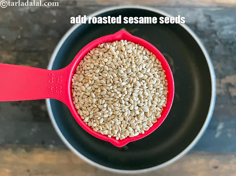 स्टेप 14 – १/४ कप भुने हुए <a href=""https://www.tarladalal.com/glossary-roasted-sesame-seeds-hindi-2271i"">तिल</a> डालें। <strong>तिल को भूनने …