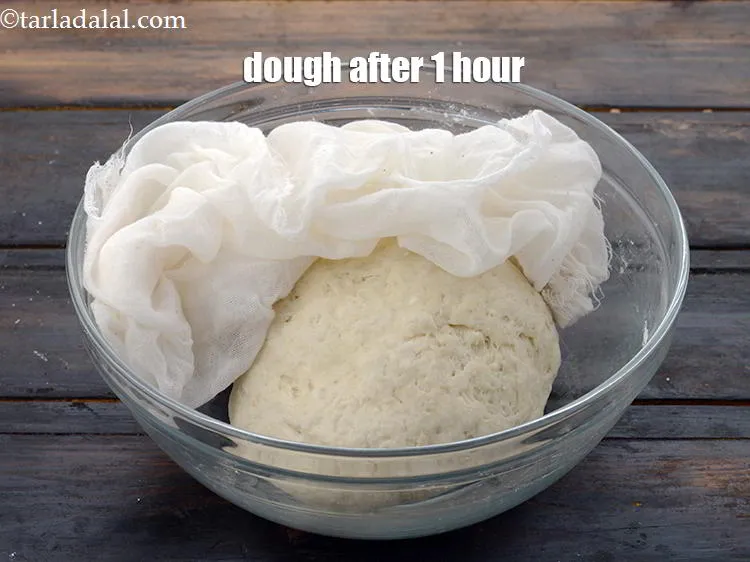 स्टेप 16 – १ घंटे बाद भटूरे का आटा इस तरह दिखता है।