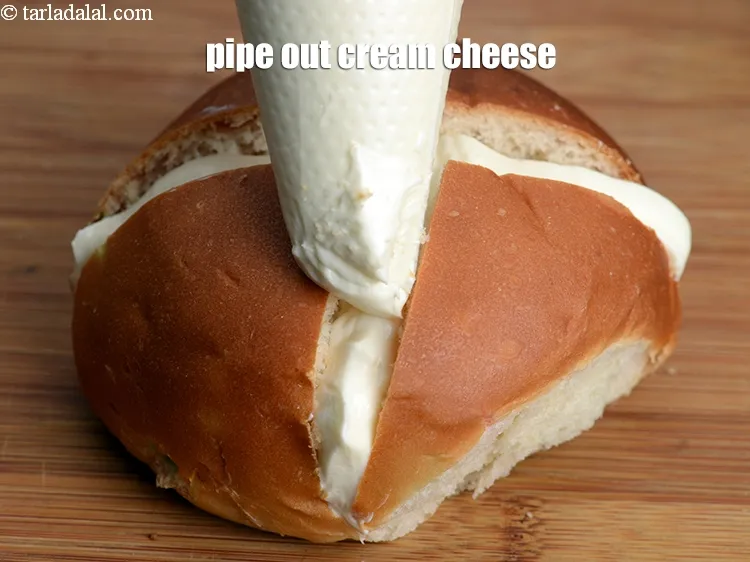 Step 14 – Pipe out the cream cheese between each halve.&nbsp;