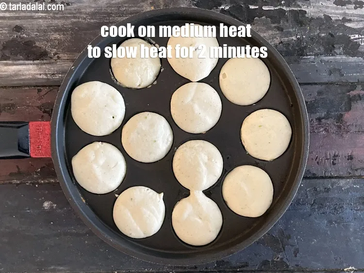 स्टेप 20 – मध्यम से धीमी आँच पर 2 मिनट तक पकाएँ।&nbsp;