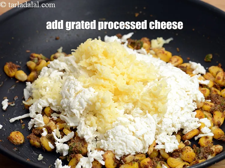 स्टेप 16 – २ टी-स्पून&nbsp;<a href=""https://www.tarladalal.com/glossary-grated-processed-cheese-hindi-868i"">कसा हुआ प्रोसेस्ड चीज़</a>&nbsp;डालें।
