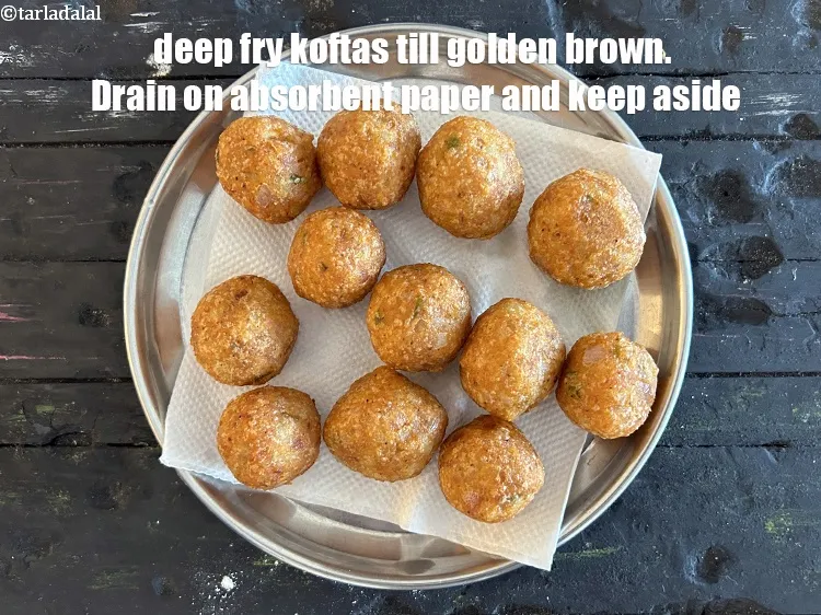 Step 27 – Deep-fry few koftas till golden brown.&nbsp;Drain on absorbent paper and keep aside.