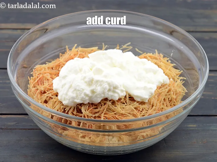 स्टेप 15 – १/२ कप&nbsp;<a href=""https://www.tarladalal.com/glossary-curd-dahi-yogurt-yoghurt-hindi-383i"">दही</a>&nbsp;डालें&nbsp;।