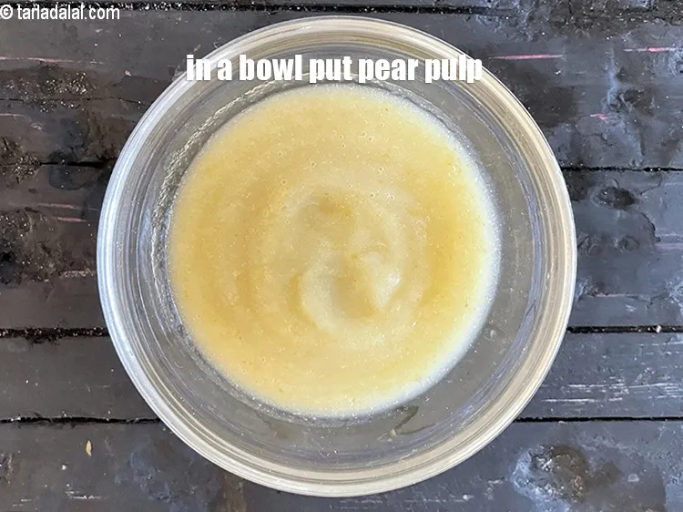 स्टेप 14 – एक कटोरे में&nbsp;१/४ कप&nbsp;<a href=""https://www.tarladalal.com/glossary-pear-pulp-nashpati-ka-pulp-hindi-41i"">नाशपाती का गूदा</a>&nbsp;डालें।